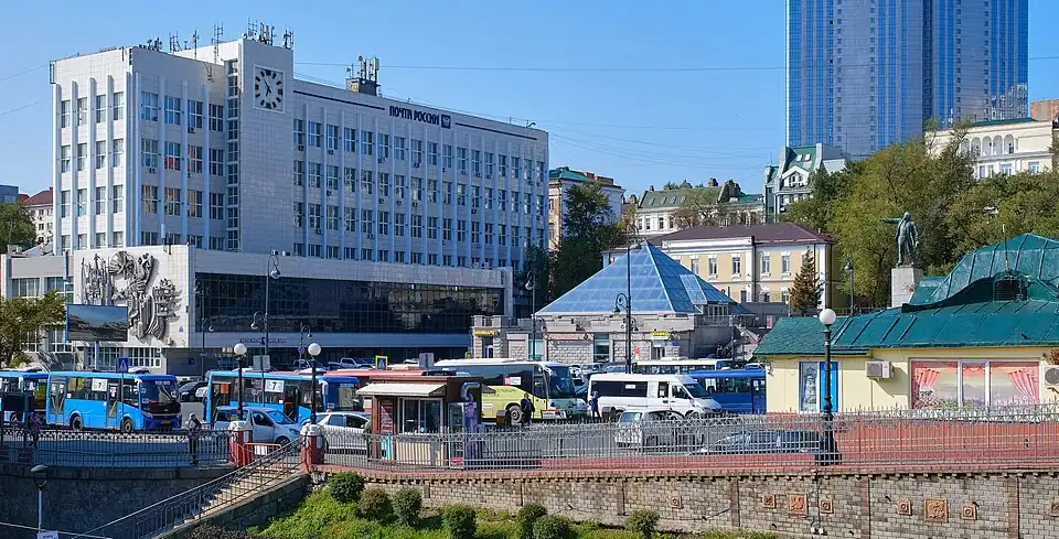 Слева направо: Прижелезнодорожный почтамт, торговые павильоны (с пирамидальной крышей) и памятник В. И. Ленину