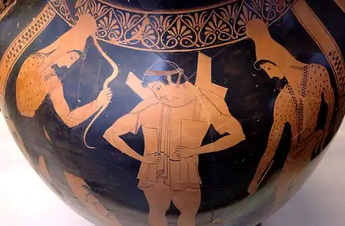 Изображение гоплита, надевающего доспехи, на стороне А краснофигурной амфоры. 510—500 гг. до н. э. Государственное античное собрание. Мюнхен
