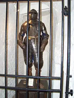 Тяжёлый кирасирский доспех XVI-XVII веков представлял собой относительно недорогую вариацию рыцарского доспеха с улучшенным обзором и сапогами вместо поножей и сабатонов (латной обуви), подобный доспех именовался рыцарским при наличии полной защиты ног и упора для копья