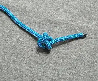 Завязанный на конце синтетической верёвки узел