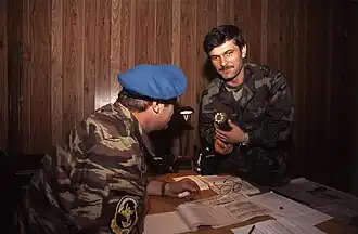 Овчинников рассматривает орден «Честь Нации» Асламбека Исмаилова