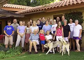 Ларри и Мардж Аспри с семьей, отмечающие 60-летнюю годовщину свадьбы, 2004