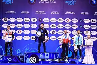 Гасан Темеев на вершине пьедестала чемпионата мира в Астане, 2024 год