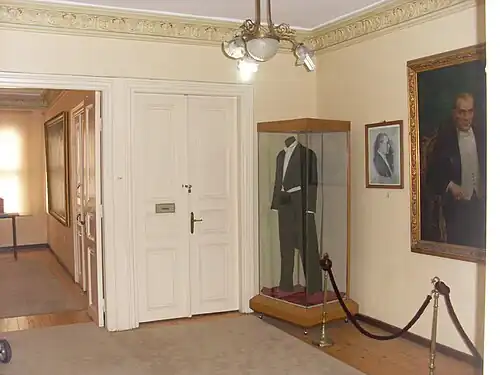 Костюм и портрет Ататюрка