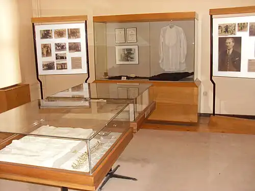 Фрагмент экспозиции с вещами и фотографиями Ататюрка