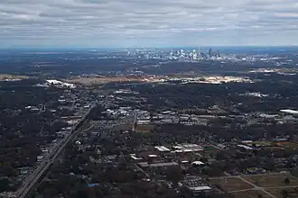 Город Ист-Пойнт  (вдали видна Атланта)