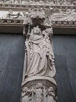 Статуя Девы Марии с Младенцем