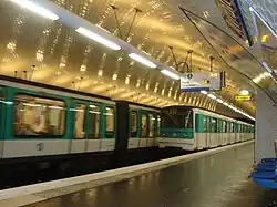 Поезда модели MF 67 и MF 01 на станции