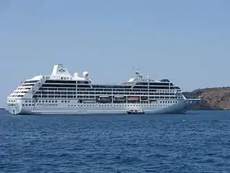 Azamara Quest на рейде у Санторини 8 июля 2008 года