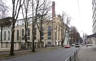 Улица Берзаунес. Слева — бывшие цеха VEF, реконструированные в офисные здания.