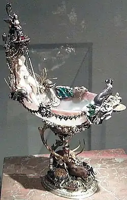 Чаша «Купальня Дианы». 1705. Халцедон, серебро, эмали