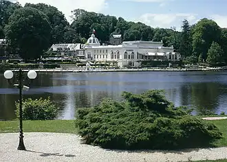 Озеро и казино Баньоль-де-л’Орн