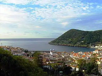 Залив Ангра. На дальнем плане — Монти-Бразил