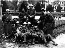 Юнкера 1-й роты 1-го полка Русской охранной группы на привале во время первого боевого похода (одеты в югославские шинели и чехословацкие каски обр. 1932 года), Баня-Ковиляча, ноябрь 1941 года