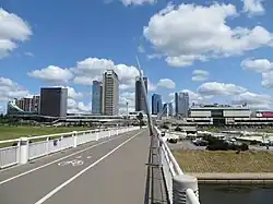 На мосту — скульптура К. Вилджюнаса[лит.] «Луч-копьё»