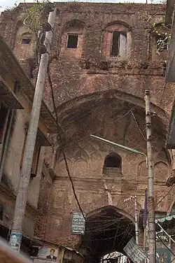 Руины караван-сарая Чото Катра[англ.] в Дакке, Бангладеш; построен вице-королём Моголов Шаиста-ханом