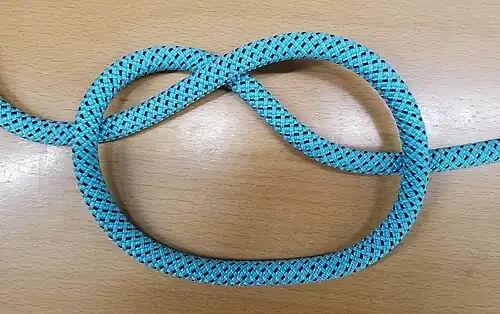 1. Сделать колы́шку и наложить её на середину верёвки.