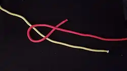 2. Ходовой конец другого троса проводят под колышкой.