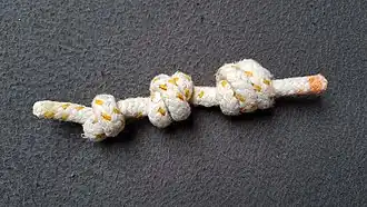 Слева направо: простой узел, двойной, тройной