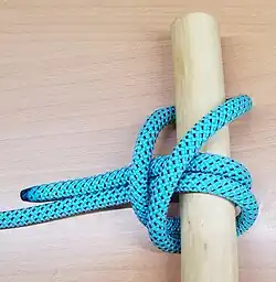 3. Пропустить петлю под коренным концом верёвки и накинуть на кол сверху.