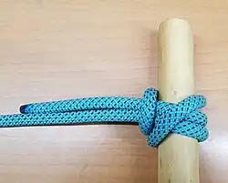 Паловый узел, который завязан вокруг кола альпинистской синтетической верёвкой