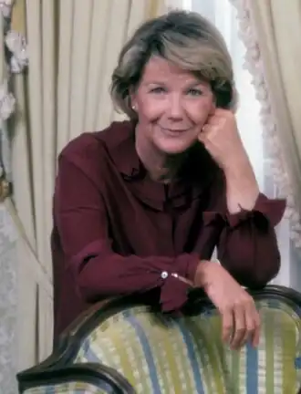 Барбара Бел Геддес в роли  мисс Элли Юинг.