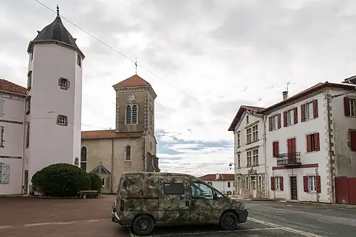 Церковь Успения Божьей Матери и замок Сальа