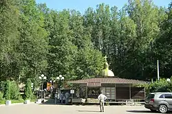 Вид на купальню у источника