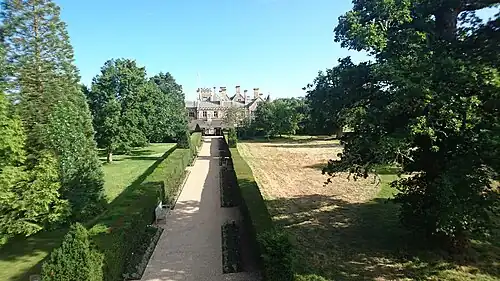 Аллея, ведущая к замку с севера