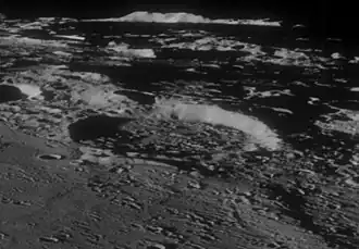 Снимок с борта Аполлона-11. Кратер Бомон на переднем плане, на заднем плане уступ Алтай.