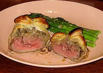 Говядина «Веллингтон», приготовленная порционным куском, со спаржей