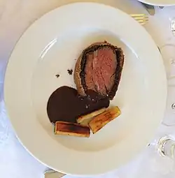 Говядина «Веллингтон» с соусом и тушёным сальсифи