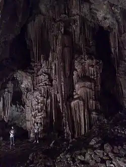 Пещера со сталактитами