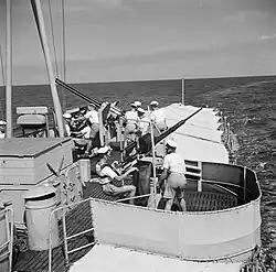 20-мм пушка «Эрликон» на Hr. Ms. Van Speijk, 1948 год (поход в Венесуэлу и восточную часть Карибского бассейна).На заднем плане: кормовая установка 2 × 3,7 cm SK C/30 с щитовым прикрытием.