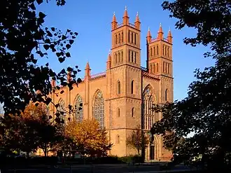 Вид на восточный фасад здания церкви