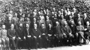 Семинария в 1933 году. Пятый справа — Иехиэль Яаков Вайнберг. Четвёртый слева — его главный ученик р. Элиэзер Беркович.
