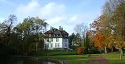 Здание культурного центра в городском парке