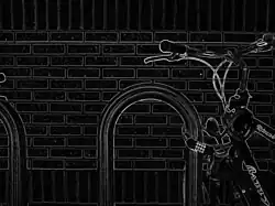 Нормализованный Собелев градиент изображения кирпичной стены и стойки велосипеда