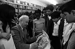 Билл Пит раздаёт автографы, 1974 год