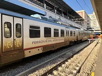 Поезд городской железной дороги Бари[итал.] на станции Бари-Центральный (FT)