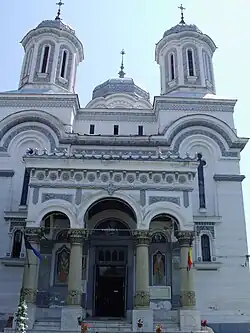 Вход в храм.