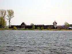 Вид с озера на городище Бискупин.