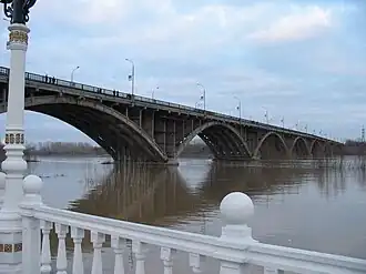 Вид на коммунальный мост Бийска из парка Победы