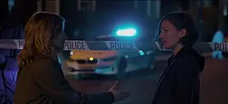 Детектив Парк (Келли Макдональд, справа) встречает своего нового партнёра Блю (Фэй Марсей).