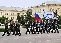 Вынос знамён на плацу училища