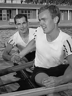 Эрнст Венеманс на заднем плане