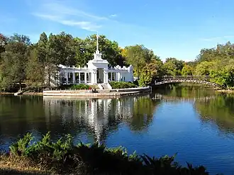 Лодочная станция на левом берегу парка