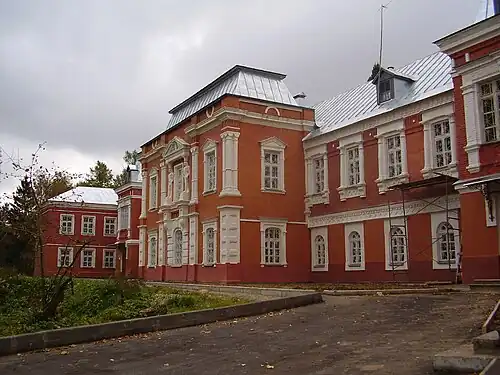 Внутренний двор и главный фасад