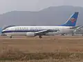 Boeing 737-300 авиакомпании China Southern на рулении в аэропорту Иу