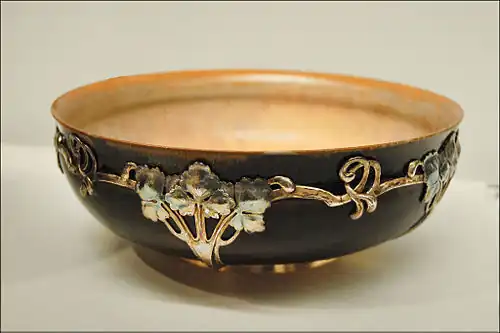 О. Делаэрш. Чаша «де гре». 1901. Глазурь, монтировка: серебро, золочение. Музей декоративного искусства (Лувр), Париж